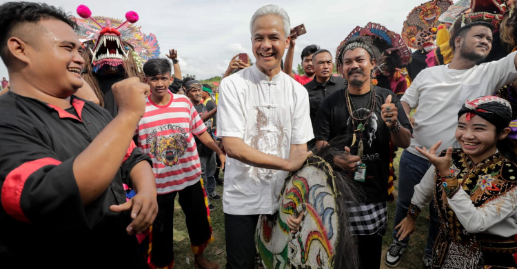 Serahkan alat gamelan ke pelaku seni di sumut ganjar dukung pembangunan seni dan budaya indonesia