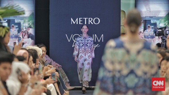 Metro x sebastian gunawan dengan tema votum heritage dalam gelaran metro festive raya fashion show 2024 5